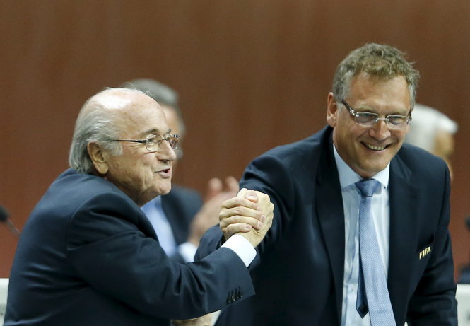 Tổng thư ký FIFA Jerome Valcke (phải) và Blatter sẽ phải đối diện với ngày tháng sóng gió phía trước - Ảnh: Reuters