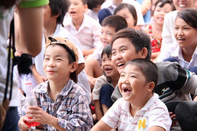 Niềm vui của các em nhỏ khi tham gia chương trình “Chong chóng yêu thương” - Ảnh: K.Nguyễn