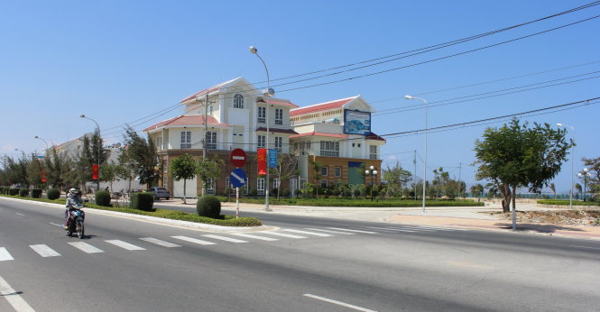Nhà hàng, nhà nghỉ kiên cố mọc lên ngay bãi biển tại khu C, khu đô thị biển Bình Sơn - Ảnh: M.Trân