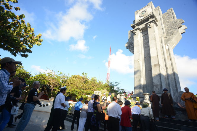 Kiều bào về thăm Tổ quốc, ra viếng đài liệt sĩ trên đảo Trường Sa Lớn - Ảnh: Quang Định