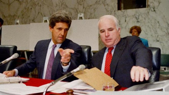 Hai thượng nghị sĩ John Kerry và John McCain tại Hà Nội năm 1992. Đây là hai nhân vật hậu thuẫn rất lớn cho tiến trình bình thường hóa quan hệ Việt - Mỹ Ảnh: AP