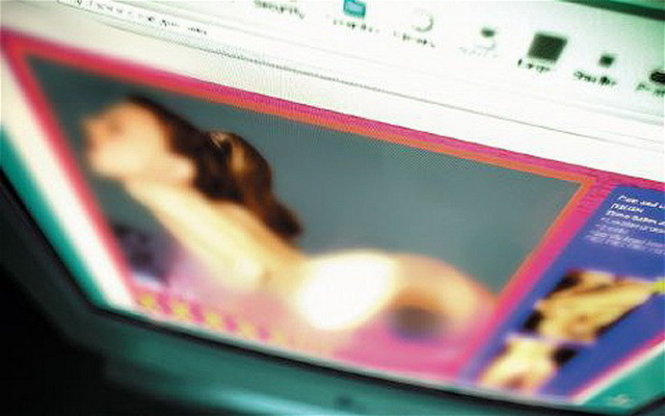 Nhân viên truy cập vào các website khiêu dâm trên thiết bị tại công sở dễ lâm vào những cái bẫy do tin tặc tạo ra nhằm tấn công và thâm nhập vào mạng doanh nghiệp - Ảnh minh họa: Telegraph