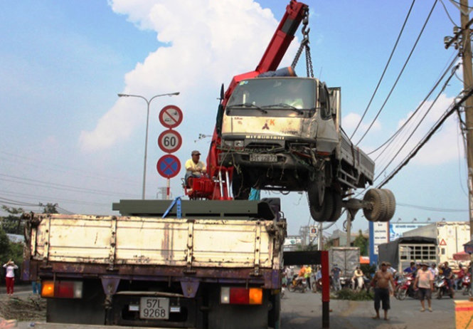 Xe cứu hộ cẩu các xe đi để giải tỏa hiện trường - Ảnh: Hải Hiếu