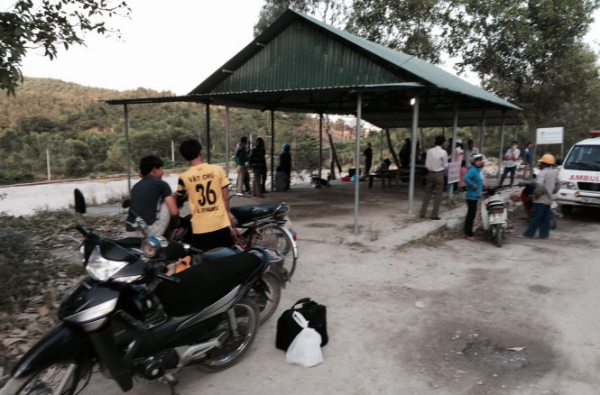 Thi thể anh Toản được chuyển vào lán tạm