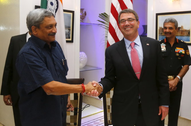Bộ trưởng quốc phòng Mỹ Ashton Carter (phải) và người đồng cấp Ấn Độ vui vẻ bắt tay sau lễ ký kết thỏa thuận hợp tác quốc phòng - Ảnh: Reuters