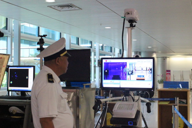 Máy đo thân nhiệt từ xa áp dụng cho tất cả các hành khách nhập cảnh tại ga quốc tế sân bay Tân Sơn Nhất. Ảnh: Nam Mỹ