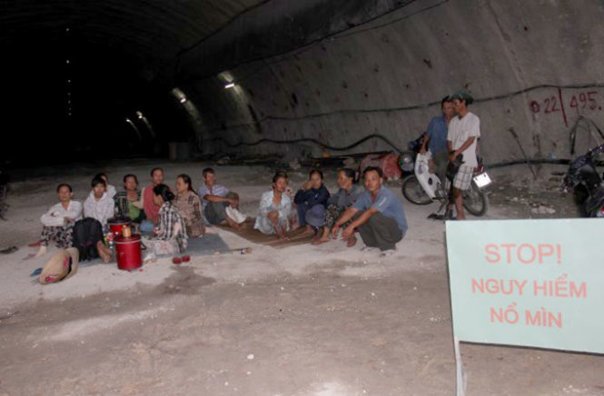 Người dân ở thôn Chiêm Sơn tụ tập trong hầm đường bộ của dự án đường cao tốc Đà Nẵng - Quảng Ngãi - Ảnh: Trường Trung