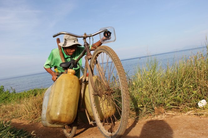 Nước sinh hoạt ở Lý Sơn đang cạn kiệt khiến người dân phải chạy nước hằng ngày - Ảnh: Trần Mai