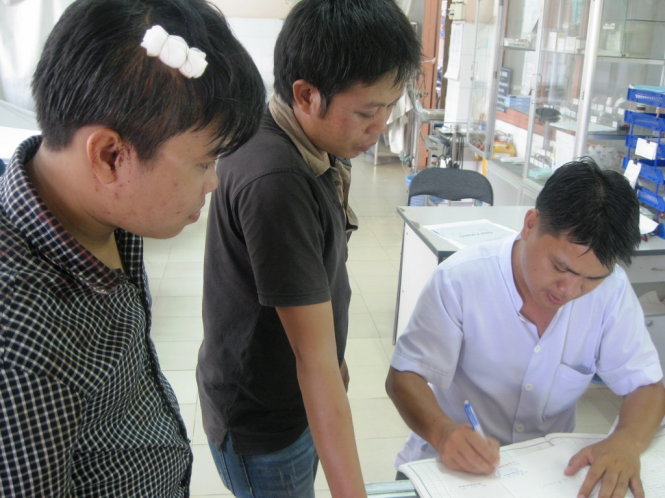 Phóng viên Vĩnh Phú (giữa) và cộng tác viên Linh Hoàng (bìa trái) tại bệnh viện Q.9. Ảnh báo Giao thông cung cấp
