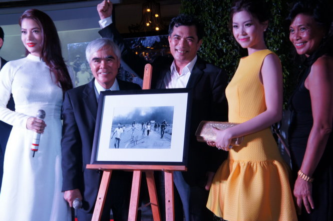 Bức ảnh “Em bé Napalm” tiếp tục được ông Nguyễn Quang Hòa (đứng cạnh Nick Ut) mua với giá 250 triệu (Ảnh: TTD)