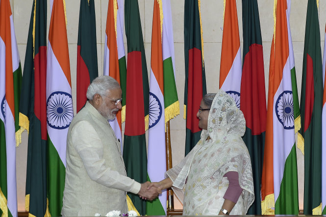 Thủ tướng Ấn Độ Narendra Modi (trái) bắt tay Thủ tướng Bangladesh Sheikh Hasina Wajid sau cuộc hội đàm tại Dhaka ngày 6-6 - Ảnh: AFP