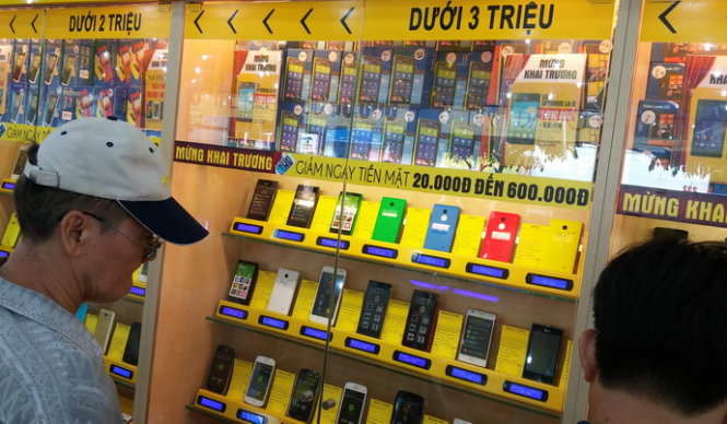 Chọn mua smartphone giá dưới ba triệu đồng tại cửa hàng Điện máy Xanh - Ảnh: T.Trực