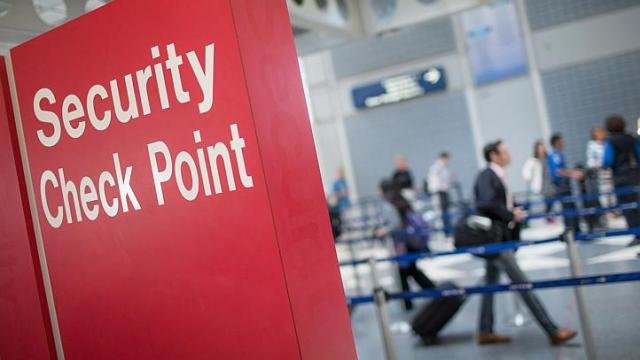 Bảng hiệu hướng dẫn hành khách đến điểm kiểm tra an ninh của Cơ quan an ninh vận tải Mỹ  tại sân bay O’Hare - Ảnh:AFP