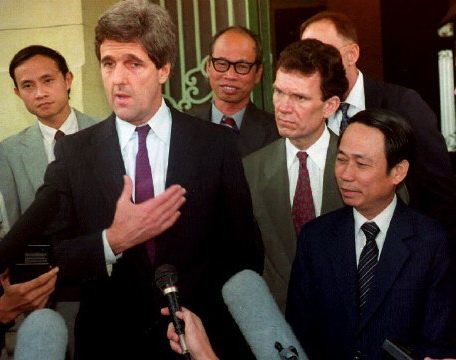Thứ trưởng Lê Mai (bìa phải) và Thượng nghị sĩ John Kerry trả lời các nhà báo sau phiên họp tại Hà Nội tháng 11-1992 - Ảnh: AFP