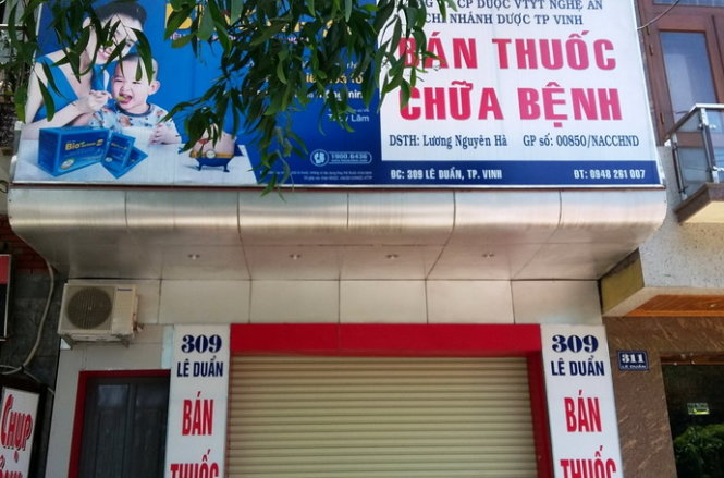 Nhà thuốc trên đường Lê Duẩn (TP Vinh) bị đình chỉ hoạt động - Ảnh: Doãn Hòa
