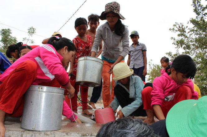 Người dân hằng ngày đến lấy nước sinh hoạt tại bể công cộng ở thôn Tham Dú, Phước Trung, huyện Bác Ái, Ninh Thuận - Ảnh: M.Trân