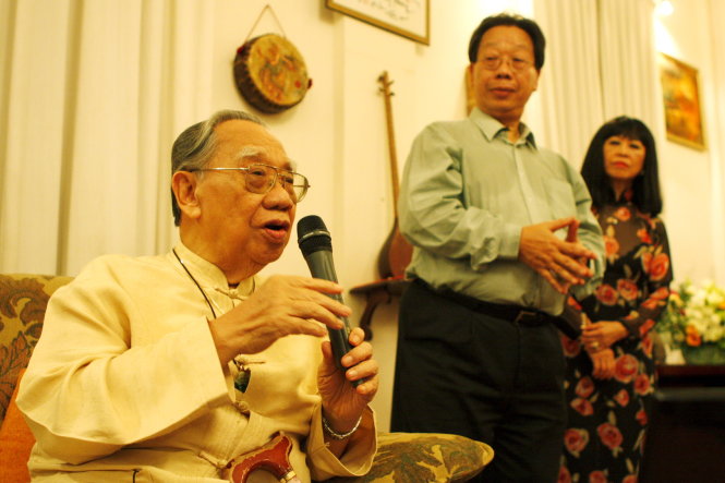 GS Trần Văn Khê trong một buổi sinh hoạt chuyên đề về nhạc dân tộc tại tư gia, TP.HCM - Ảnh: Gia Tiến