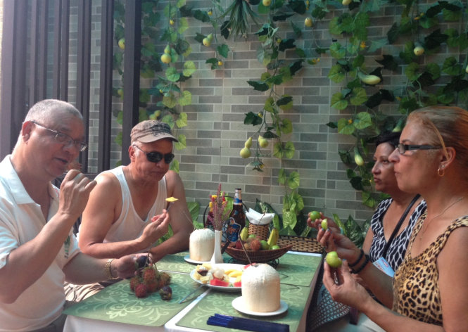 Đoàn du khách Úc thích thú thưởng thức trái cây miễn phí sau bữa trưa tại khách sạn Beautiful Saigon 2 (Q.1, TP.HCM) - Ảnh: L.Sơn