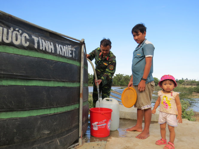 Lực lượng quân đội dùng thiết bị lọc nước sông thành nước tinh khiết cung cấp cho người dân  Ảnh: D.THANH
