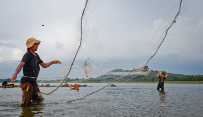 Y Doa (19 tuổi) cùng các bạn ở buôn Kbu, xã Hòa Khánh, Buôn Ma Thuột (Đắk Lắk) đi bủa lưới bắt cá trên sông Ảnh: TIẾN THÀNH