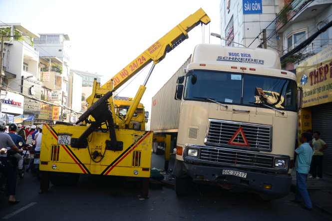 Xe container gây tai nạn trên đường Hoàng Văn Thụ, Q.Phú Nhuận, TP.HCM tháng 11-2014 - Ảnh: H.Khoa