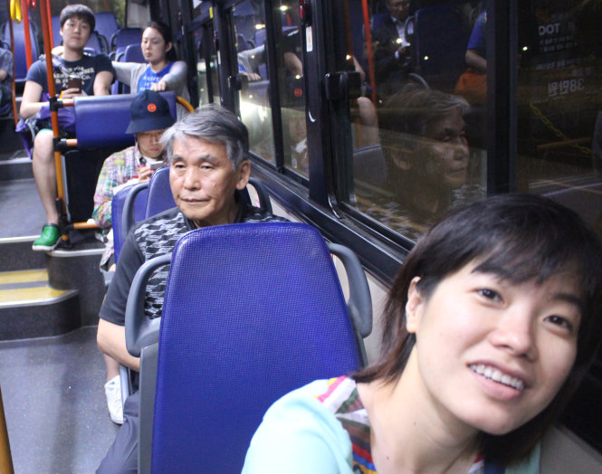 Trên xe buýt công cộng tại đường phố Seoul, hành khách cũng không đeo khẩu trang - Ảnh: Trần Mạnh