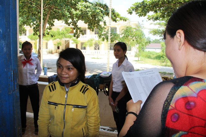 Các em học sinh thi tuyển vào Trường THPT DTNT tỉnh Quảng Ngãi tại hội đồng thi THCS DTNT  huyện Sơn Hà -  Ảnh: Trần Mai