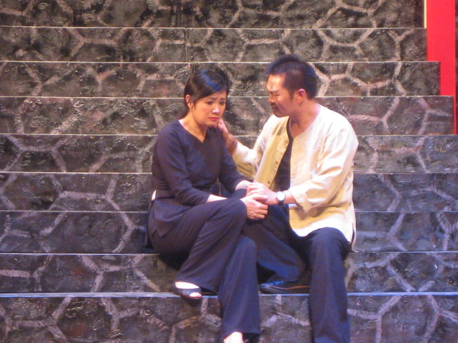 NSƯT Thu Hà (vai Tám Bính) và NSƯT Trung Hiếu (vai Năm Sài Gòn) trong vở kịch Bỉ vỏ  - Ảnh: Đức Triết