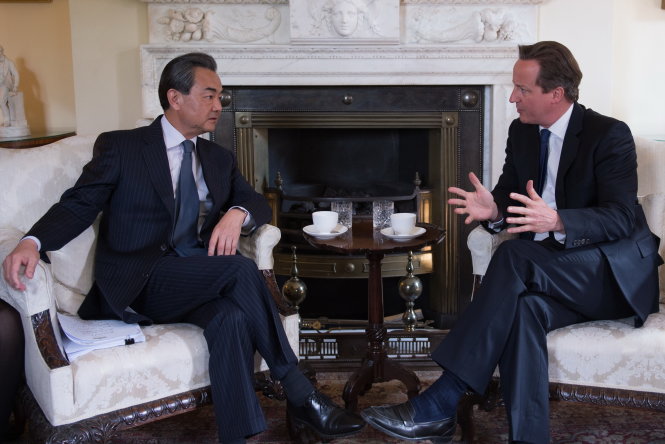 Ngoại trưởng Trung Quốc Vương Nghị (trái) trò chuyện với Thủ tướng Anh David Cameron tại London hôm 9-6. Chuyến thăm Anh của ông Vương Nghị nhằm chuẩn bị cho chuyến thăm của ông Tập Cận Bình vào tháng 10 tới và nhằm thắt chặt quan hệ. Ông Vương Nghị cũng tuyên bố sẽ nói với giới trí thức Anh về việc “khách quan” trong đánh giá sự phát triển của Trung Quốc  Ảnh: AFP