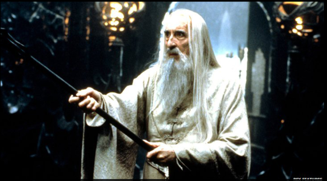 Nam diễn viên Christopher Lee trong vai phù thủy Saruman, phim “Chúa tể những chiếc nhẫn” - Ảnh: BBC