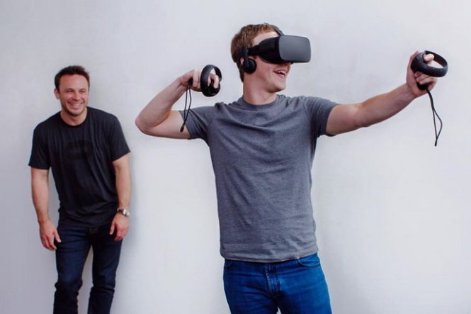 CEO Facebook Mark Zuckerberg (phải) cùng đồng sáng lập Oculus VR ông Brendan Iribe thử nghiệm thiết bị Oculus Rift cùng bộ điều khiển Oculus Touch - Ảnh: Facebook