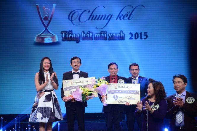 Thí sinh Đinh Văn Long (thứ 2 từ trái qua) được bình chọn là thí sinh được yêu thích nhất do khán giả bình chọn đêm thi chung kết 1 cuộc thi Tiếng hát mãi xanh tối 12-6 - Ảnh: Quang Định