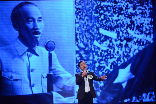 Thí sinh Đinh Văn Long (bảng B) trình diễn ca khúc Dấu chân phía trước - Ảnh: Quang Định