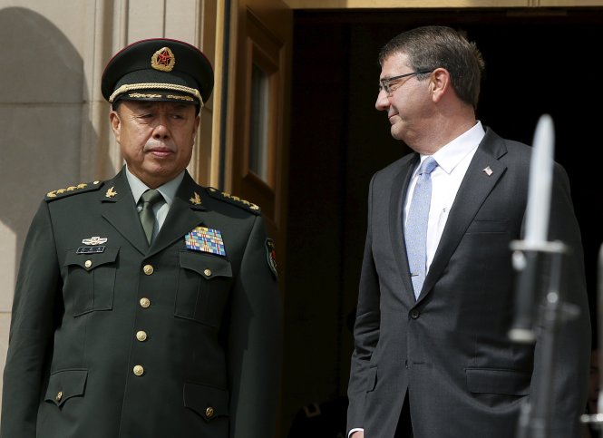 Bộ trưởng Bộ quốc phòng Mỹ Ashton Carter (phải) đón tiếp tướng Trung Quốc Phạm Trường Long ngày 11-6 - Ảnh: Reuters