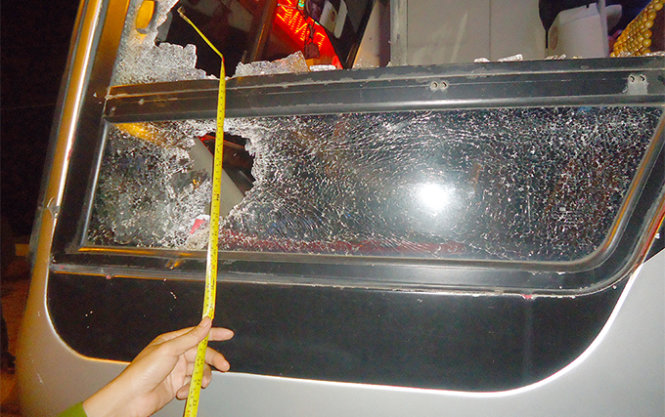 Chiếc xe khách của nhà xe Thái Sơn (Đắk Lawsk) bị ném hư hại sau vụ ẩu đả đêm 11-6 - Ảnh: B.D