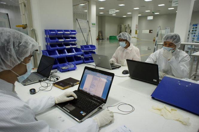 Khi AEC hình thành, sự cạnh tranh lao động là một thách thức có thật. Trong ảnh: dây chuyền sản xuất lắp ráp thiết bị bán dẫn của một công ty tại Khu công nghệ cao TP.HCM - Ảnh: Thanh Đạm