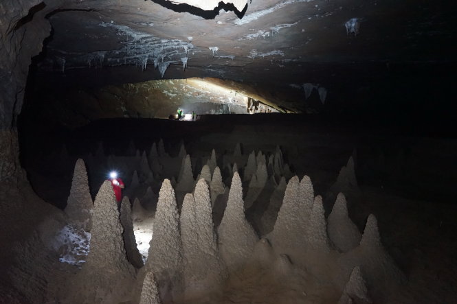 Những măng đá độc đáo trong hang Va - Ảnh: H.TH.