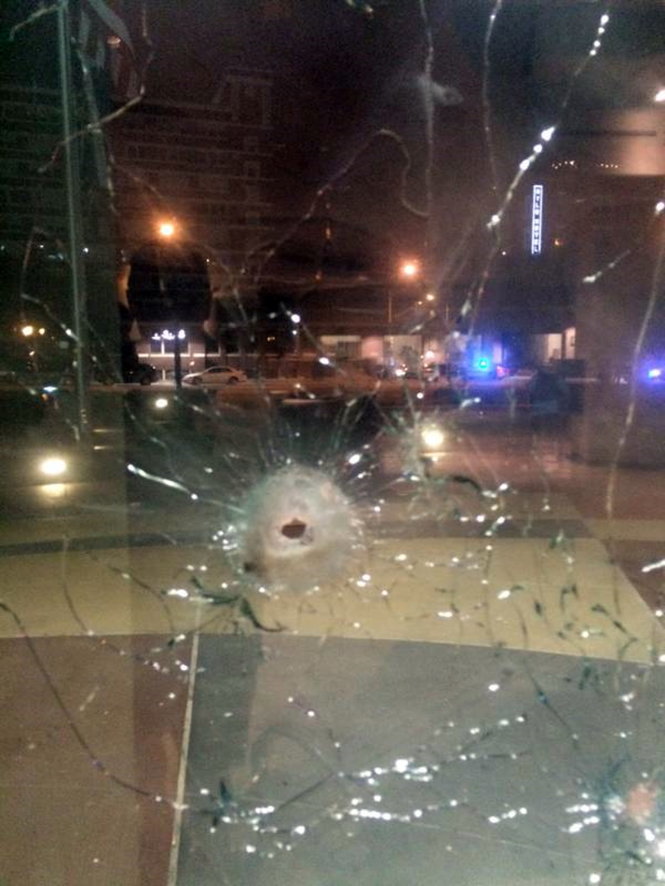 Cửa kính tòa nhà Sở Cảnh sát Dallas lỗ chỗ vết đạn - Ảnh: Reuters