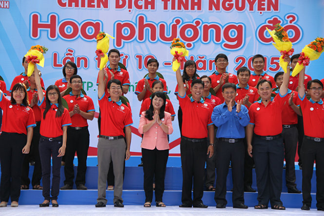 Các đại biểu tặng hoa chúc mừng và động viên ban chỉ huy chiến dịch - Ảnh: Phan Dương