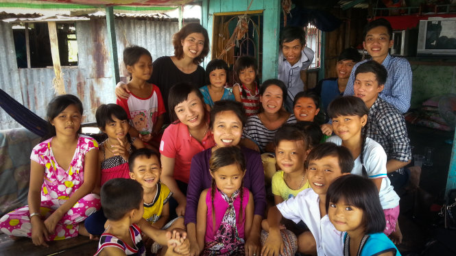 **Các thành viên của dự án: Thu Lành (áo tím - ở giữa), Huyền Chi (áo sọc) ôm những đứa trẻ trước khi ra về - Ảnh: Đăng Hiệp