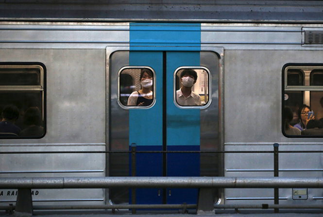 Người Hàn Quốc đeo khẩu trang phòng MERS trên tàu điện ngầm - Ảnh: Reuters