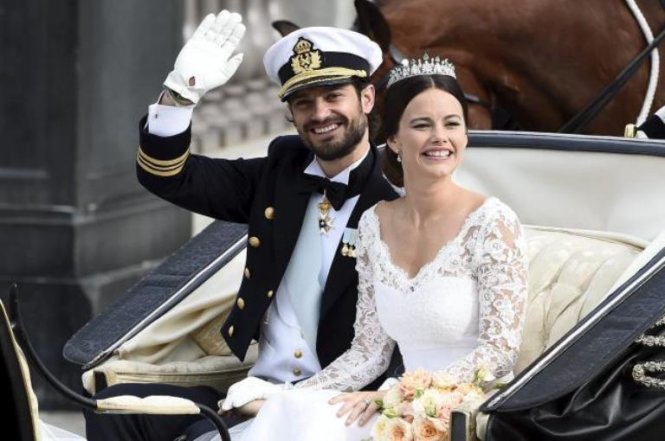Vợ chồng Hoàng tử Carl Philip vẫy tay chào công chúng - Ảnh: Reuters