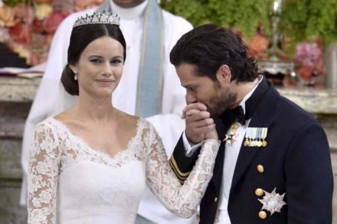 Hoàng tử Carl Philip hôn tay cô dâu - Ảnh: Reuters