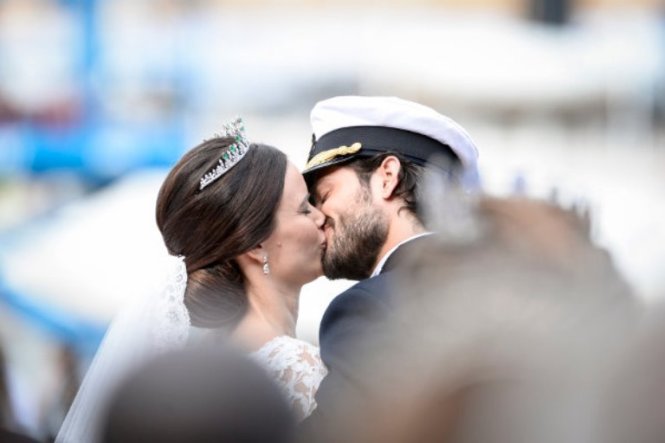 Màn “khóa môi” của cặp đôi - Ảnh: Reuters