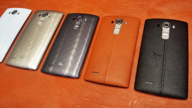 LG G4 với phiên bản vỏ nhựa (ba màu bên trái) cùng phiên bản da thật - Ảnh: T.Trực