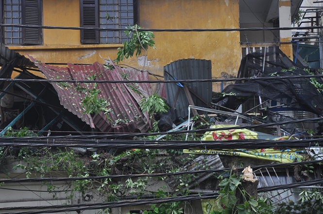 Một căn nhà trên phố Nguyễn Du bị đánh sập phần mái - Ảnh: Quang Thế