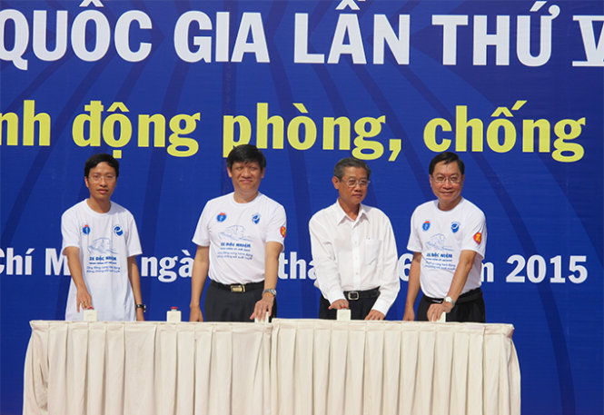 Ông Hứa Ngọc Thuận, Phó chủ tịch UBNDTP  ( thứ  ba từ trái qua) đang cùng với các lãnh đạo ngành y tế phát hành xuất phát đoàn xe diễu hành - Ảnh:  Thùy Dương