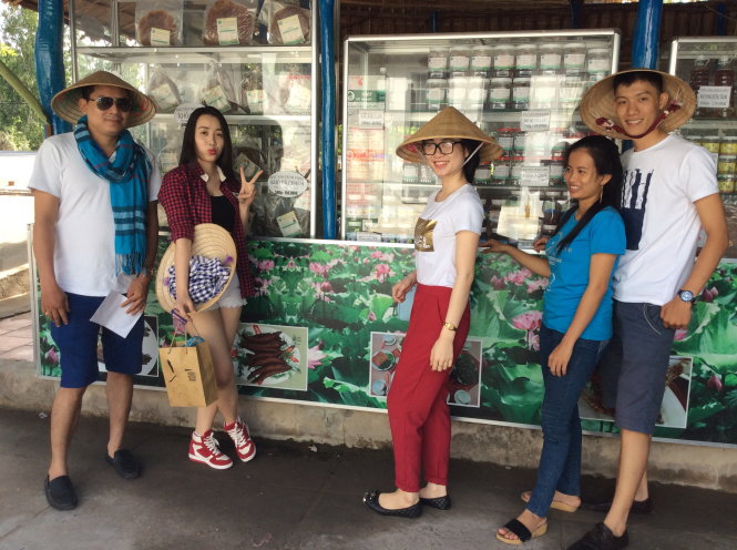 Du khách trẻ ghé ủng hộ các sản phẩm “Made in... Huyện đoàn” tại Trung tâm du lịch và giáo dục môi trường Vườn quốc gia Tràm Chim - Ảnh: Ngọc Tài