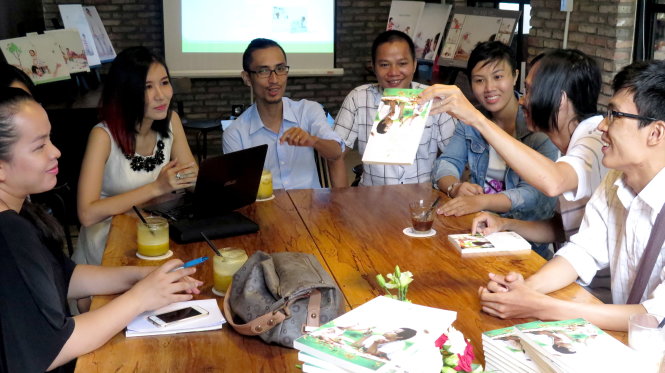 Bạn bè đến chung vui với Trình Tuấn (thứ hai từ trái qua) nhân buổi ra mắt sách - Ảnh: L.Điền