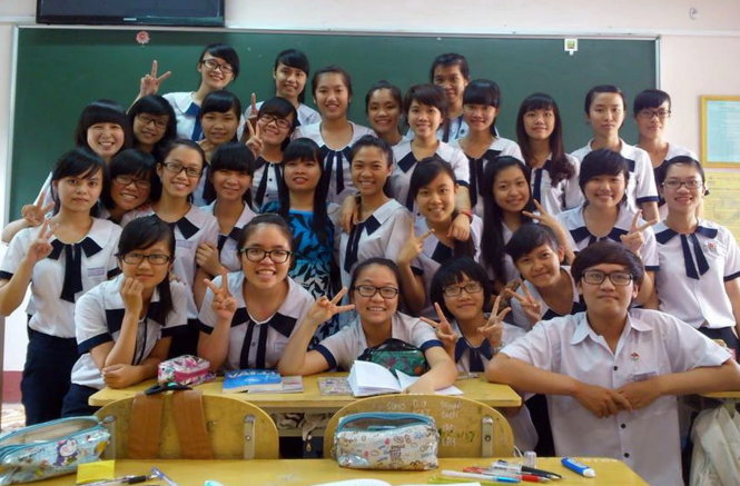 Cô Trần Thị Hiệp (hàng giữa) cùng học trò của mình - Ảnh: CTV